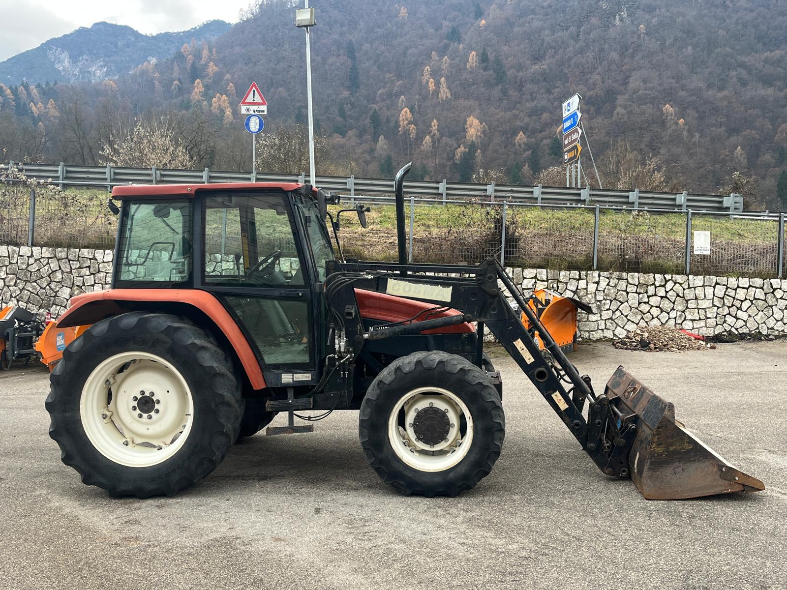 NEW HOLLAND L85 (13)