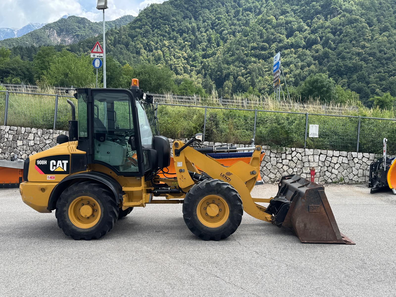 CAT 908 H (4)