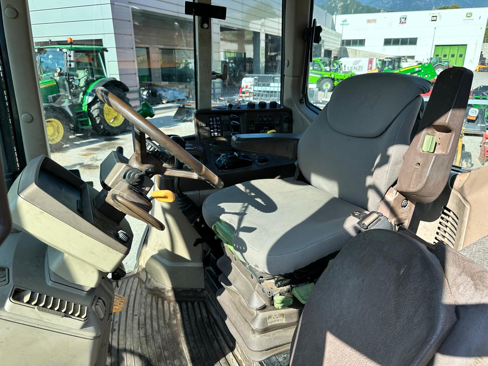 JOHN DEERE 6520 WHIT PALA (1)
