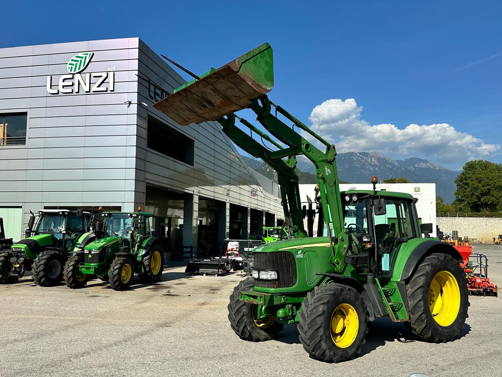 JOHN DEERE 6520 WHIT PALA (3)