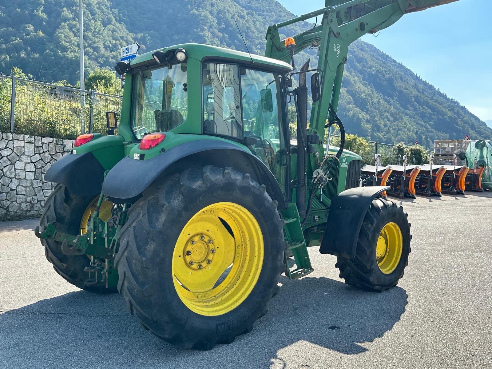 JOHN DEERE 6520 WHIT PALA (7)