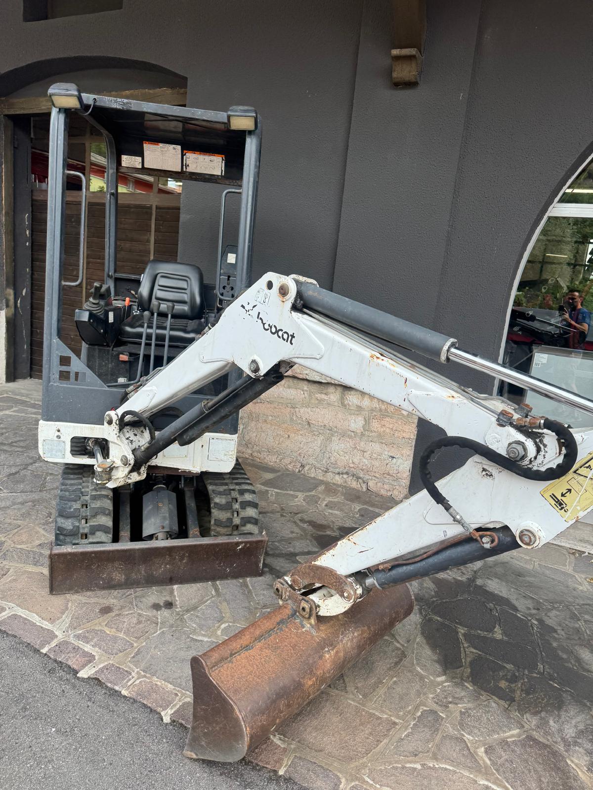 MINIESCAVATORE BOBCAT X320 (1)