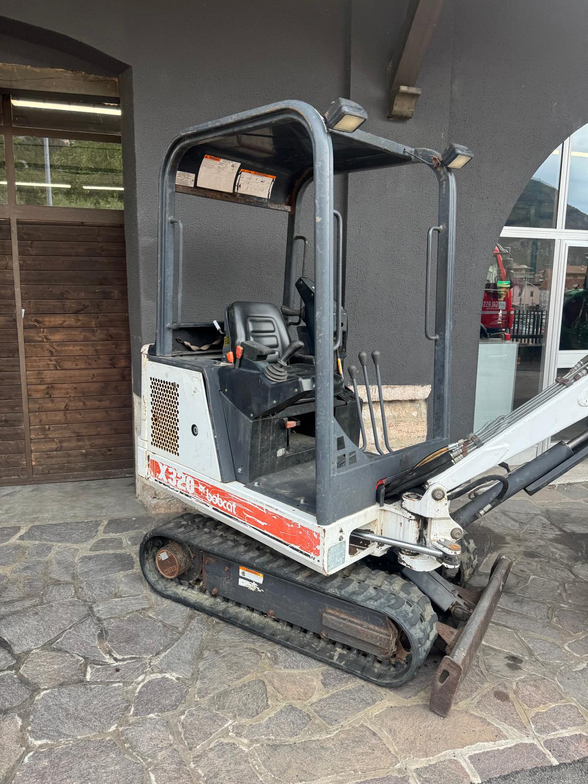 MINIESCAVATORE BOBCAT X320 (5)