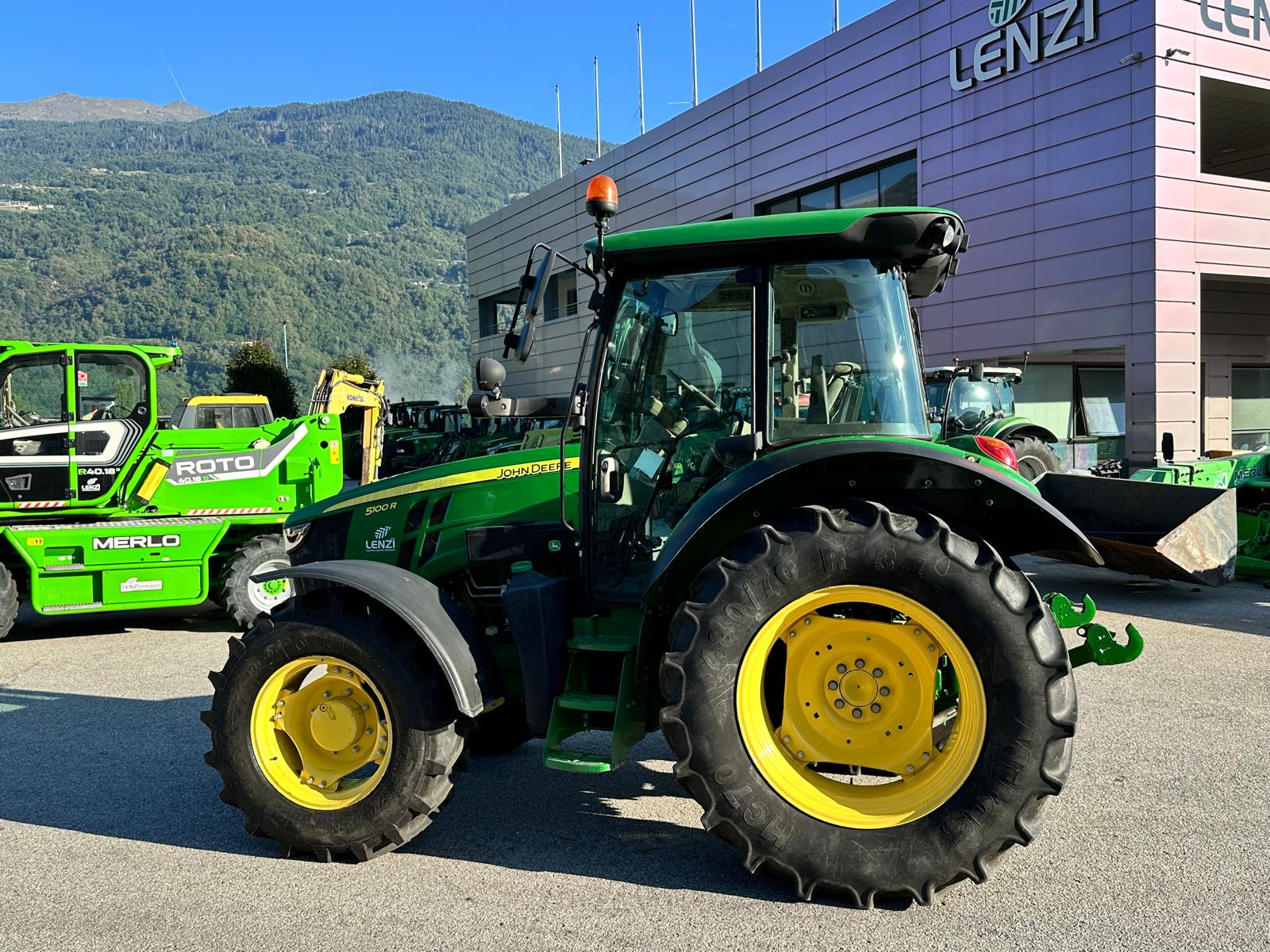 JOHN DEERE 5100R (1)