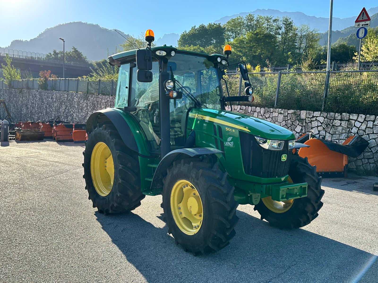JOHN DEERE 5100R (5)