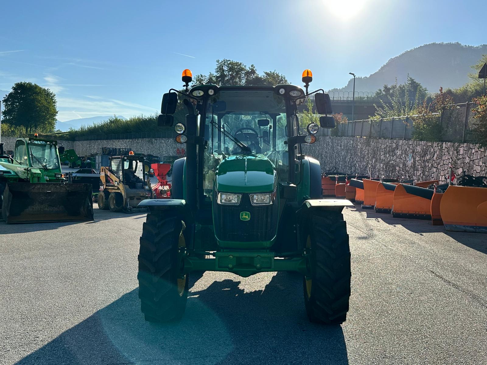JOHN DEERE 5100R (6)