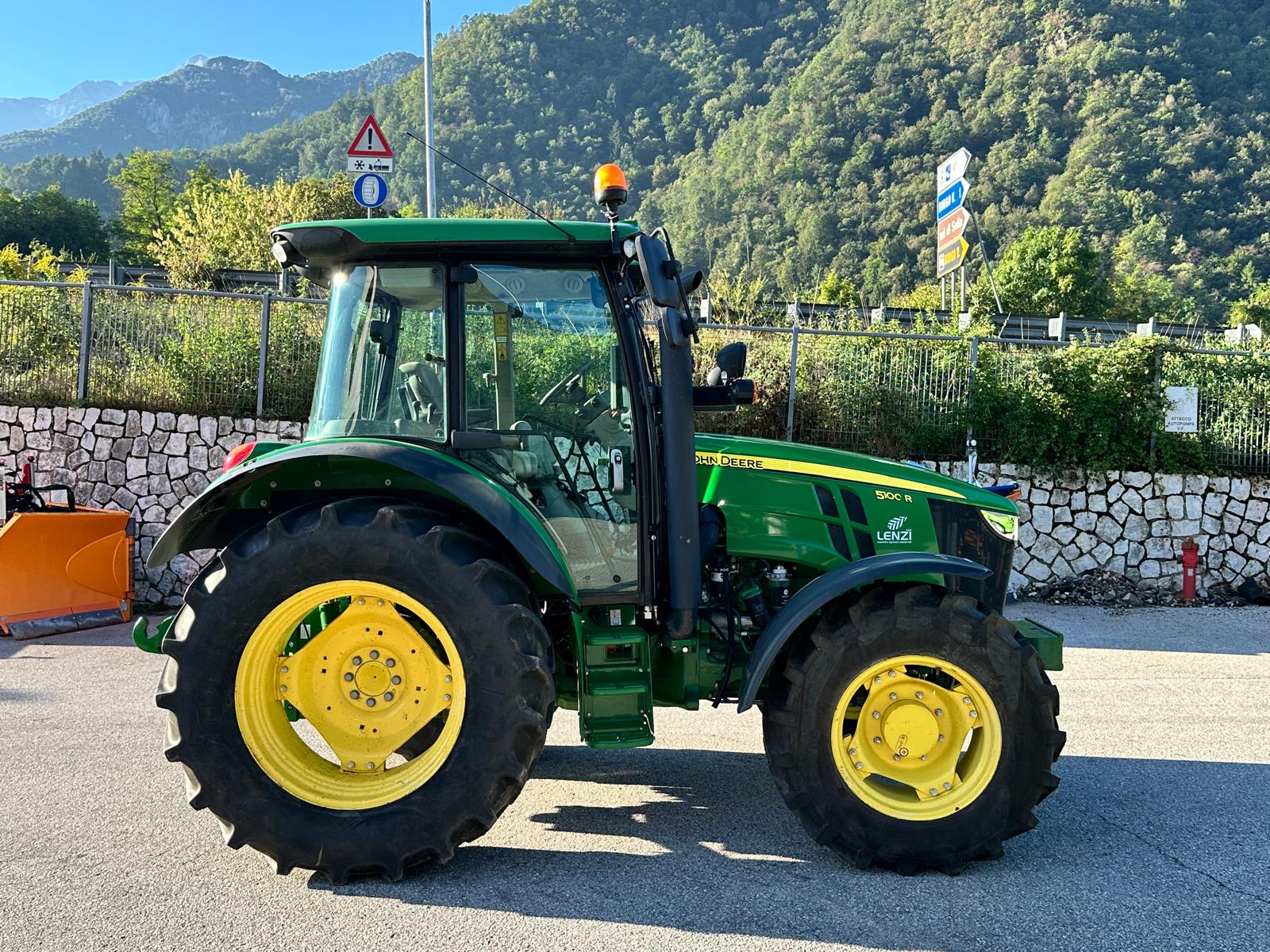 JOHN DEERE 5100R (8)